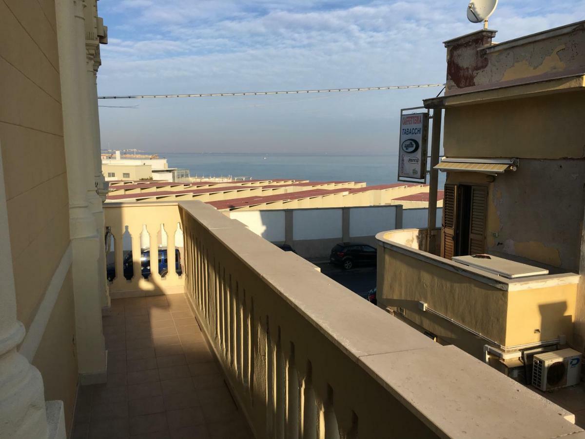 Appartamento Di Fronte Al Mare By Apulia Accommodation Бари Экстерьер фото
